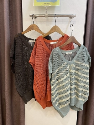 麻タッチポリ透かし編Vネックベスト