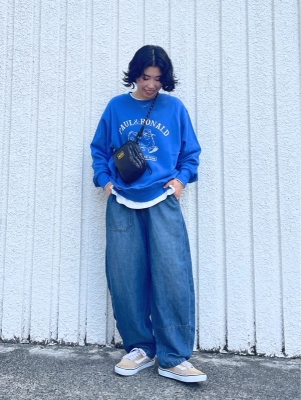 スラブデニム×ゆるスウェット