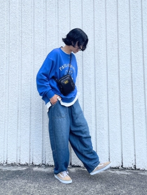 スラブデニム×ゆるスウェット