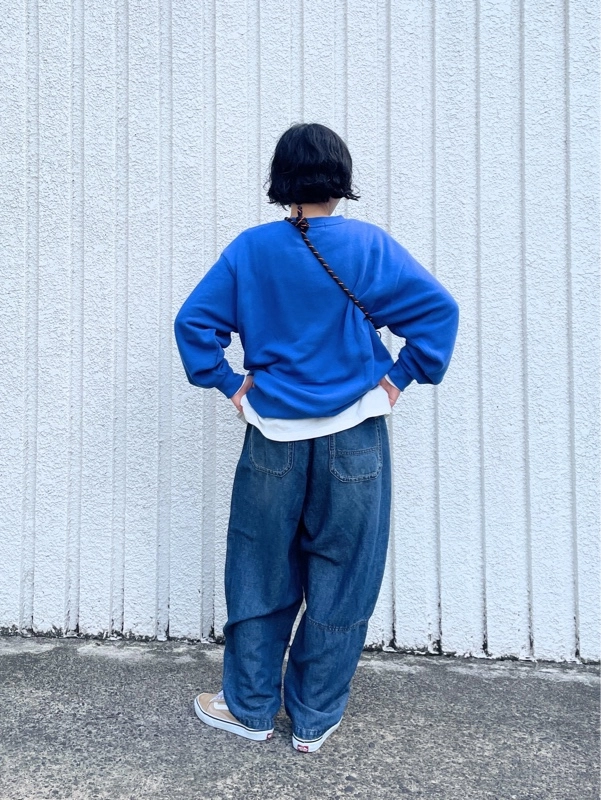 スラブデニム×ゆるスウェット