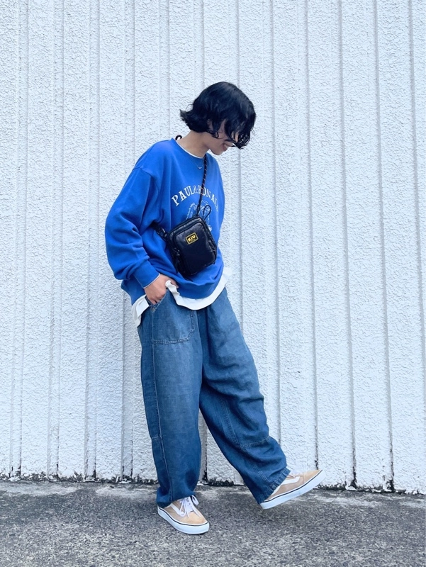 スラブデニム×ゆるスウェット