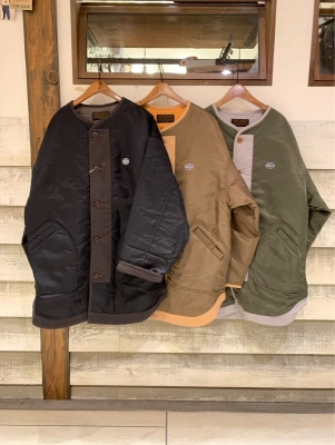 中綿ナイロンノーカラージャケット