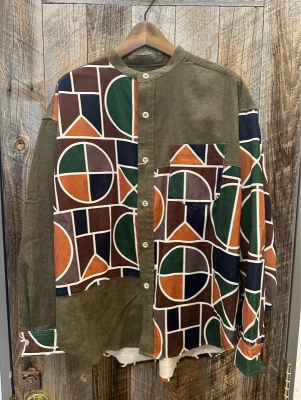 シャツコール総柄プリント切替バンドカラーシャツ