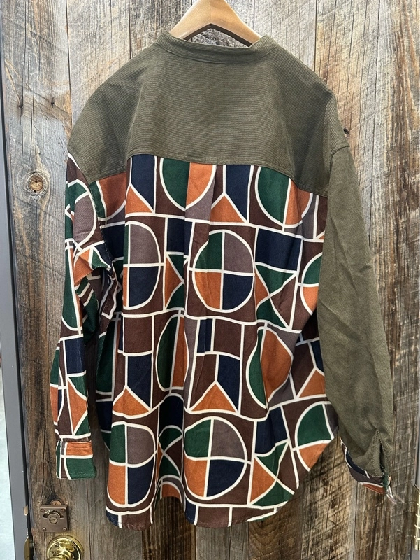 シャツコール総柄プリント切替バンドカラーシャツ