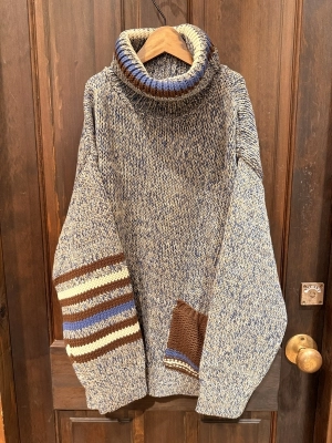 バルキーライン入りタートルネックニット⭐︎