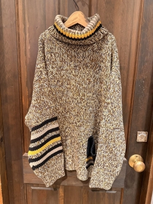 バルキーライン入りタートルネックニット⭐︎