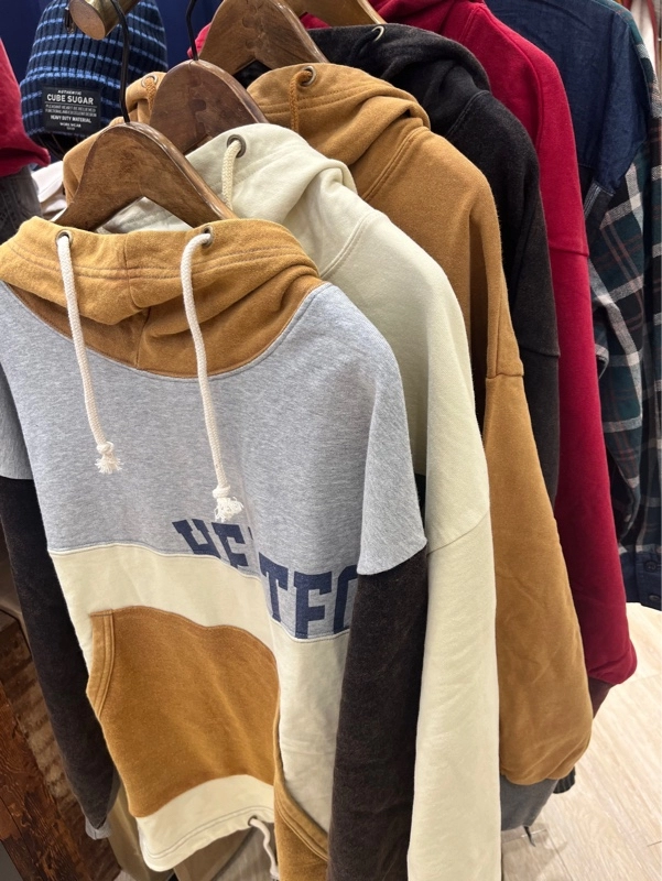 裏毛パウダー加工裏使い切替モックネックパーカー