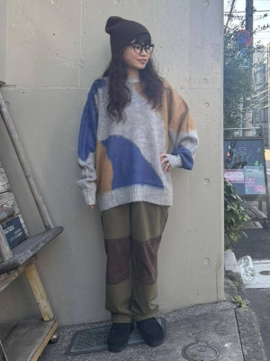 マーブル柄ニットが主役