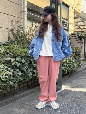 春色を主役にする、大人のワークカジュアル。