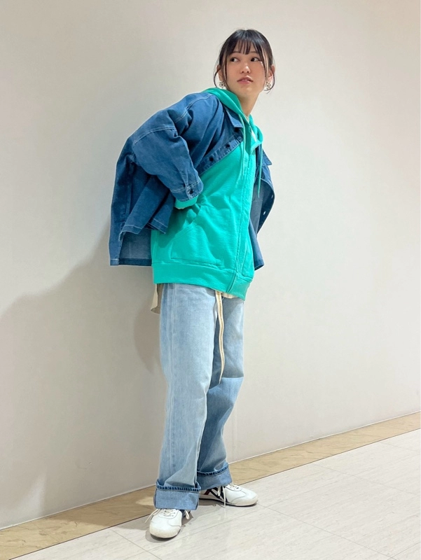 カラーパーカーで差し色！