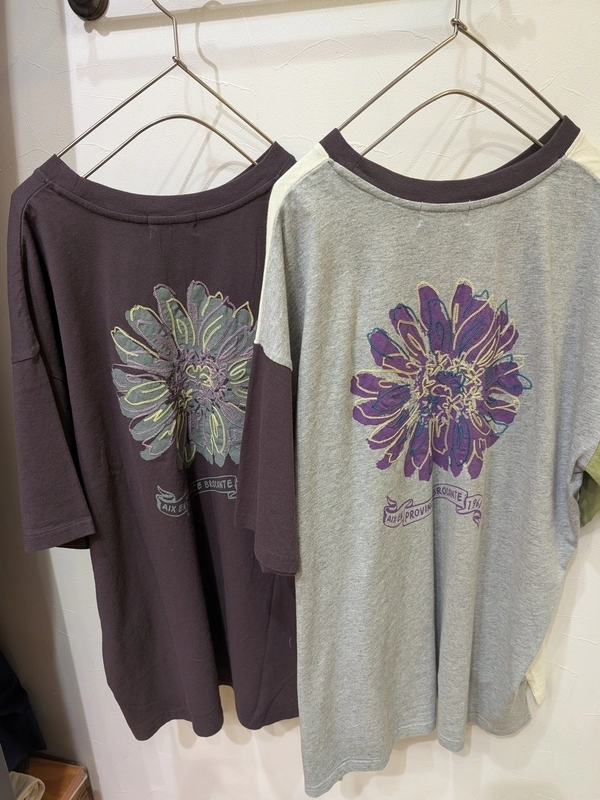 OE天竺汗染み防止加工　Flowerプリント&刺繍Tシャツ