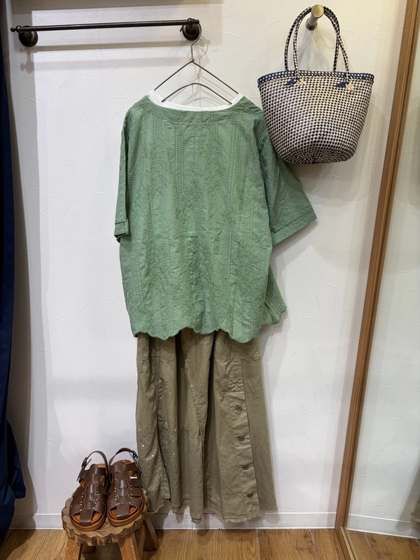 花柄刺繍ブラウス