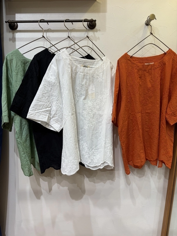 花柄刺繍ブラウス