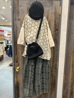インドキャンブリックドット刺繍タック入りプルオーバー