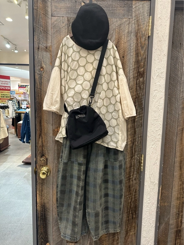 インドキャンブリックドット刺繍タック入りプルオーバー