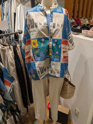 コットンボイル　総柄プリント　スタンドカラーシャツ